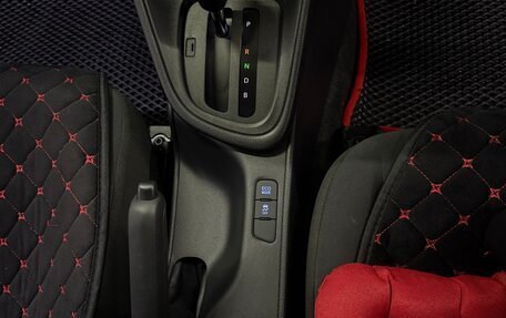 Toyota Yaris, 2021 год, 1 300 000 рублей, 9 фотография