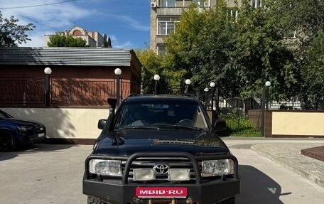 Toyota Land Cruiser 100 рестайлинг 2, 2005 год, 2 600 000 рублей, 1 фотография