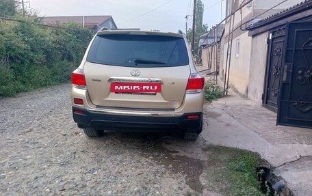 Toyota Highlander III, 2010 год, 1 650 000 рублей, 2 фотография