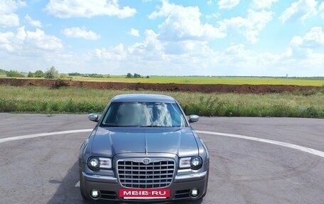 Chrysler 300C II, 2006 год, 1 300 000 рублей, 8 фотография