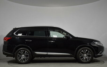 Mitsubishi Outlander III рестайлинг 3, 2017 год, 2 599 000 рублей, 4 фотография