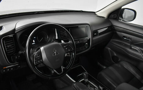 Mitsubishi Outlander III рестайлинг 3, 2017 год, 2 599 000 рублей, 9 фотография