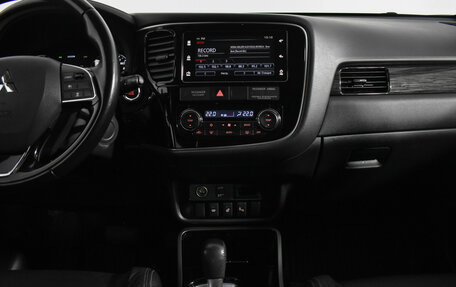 Mitsubishi Outlander III рестайлинг 3, 2017 год, 2 599 000 рублей, 16 фотография