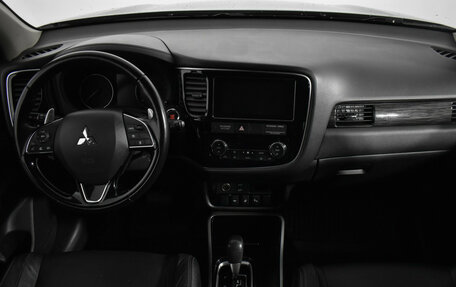 Mitsubishi Outlander III рестайлинг 3, 2017 год, 2 599 000 рублей, 13 фотография