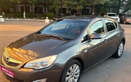 Opel Astra J, 2011 год, 820 000 рублей, 1 фотография