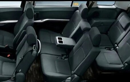 Toyota ISis I, 2011 год, 1 350 000 рублей, 7 фотография