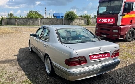 Mercedes-Benz E-Класс, 2001 год, 1 000 000 рублей, 32 фотография