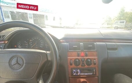 Mercedes-Benz E-Класс, 1997 год, 280 000 рублей, 10 фотография