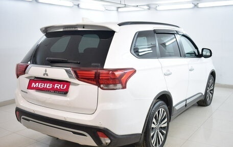 Mitsubishi Outlander III рестайлинг 3, 2022 год, 2 340 000 рублей, 4 фотография