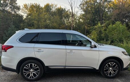 Mitsubishi Outlander III рестайлинг 3, 2017 год, 2 220 000 рублей, 2 фотография