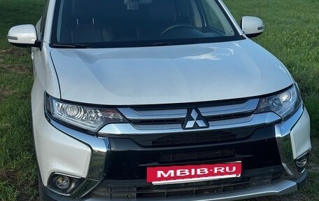 Mitsubishi Outlander III рестайлинг 3, 2017 год, 2 220 000 рублей, 11 фотография