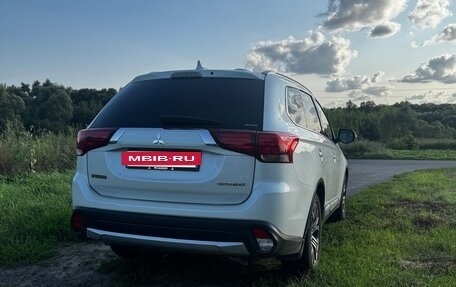 Mitsubishi Outlander III рестайлинг 3, 2017 год, 2 220 000 рублей, 12 фотография