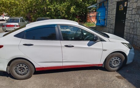 Hyundai Solaris II рестайлинг, 2013 год, 460 000 рублей, 2 фотография