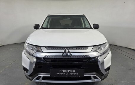 Mitsubishi Outlander III рестайлинг 3, 2020 год, 1 995 000 рублей, 2 фотография