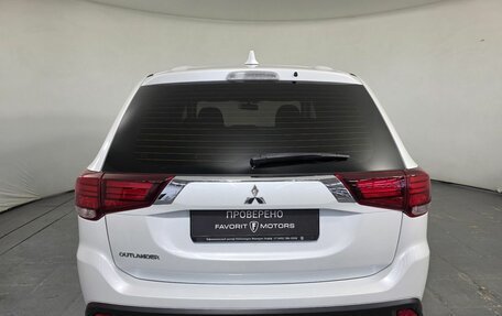Mitsubishi Outlander III рестайлинг 3, 2020 год, 1 995 000 рублей, 3 фотография