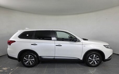 Mitsubishi Outlander III рестайлинг 3, 2020 год, 1 995 000 рублей, 4 фотография