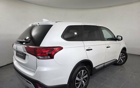 Mitsubishi Outlander III рестайлинг 3, 2020 год, 1 995 000 рублей, 6 фотография