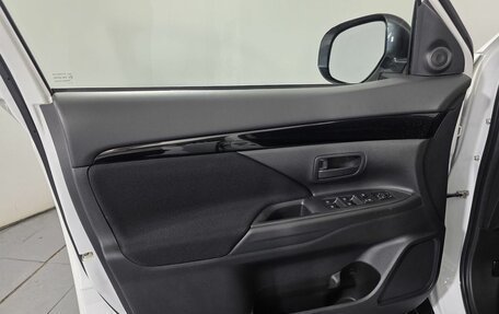 Mitsubishi Outlander III рестайлинг 3, 2020 год, 1 995 000 рублей, 8 фотография