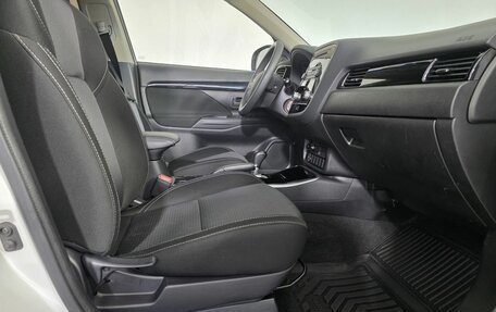 Mitsubishi Outlander III рестайлинг 3, 2020 год, 1 995 000 рублей, 14 фотография