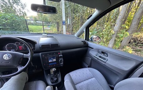 Volkswagen Sharan I рестайлинг, 2005 год, 1 000 000 рублей, 24 фотография