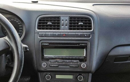 Volkswagen Polo VI (EU Market), 2011 год, 370 000 рублей, 18 фотография