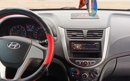 Hyundai Solaris II рестайлинг, 2011 год, 680 000 рублей, 10 фотография