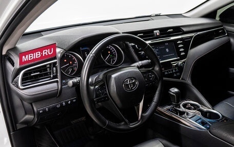 Toyota Camry, 2020 год, 3 050 000 рублей, 10 фотография