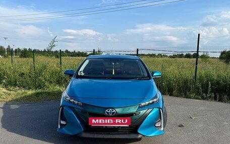 Toyota Prius IV XW50, 2017 год, 1 750 000 рублей, 2 фотография