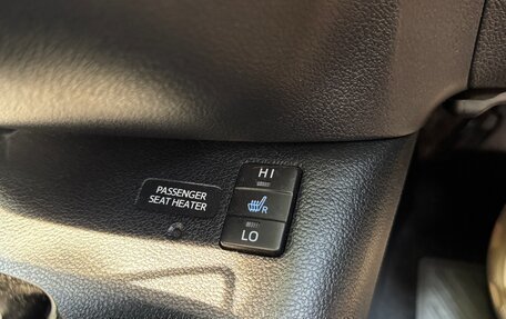 Toyota Prius IV XW50, 2017 год, 1 750 000 рублей, 14 фотография