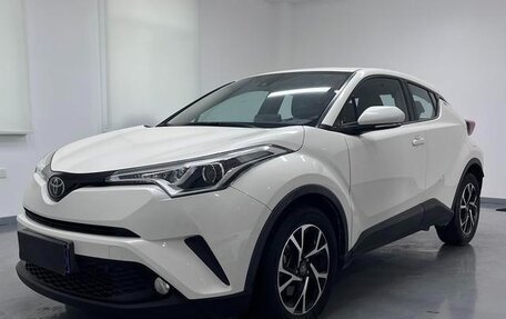 Toyota C-HR I рестайлинг, 2022 год, 2 140 000 рублей, 3 фотография