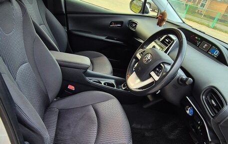 Toyota Prius IV XW50, 2016 год, 1 800 000 рублей, 13 фотография