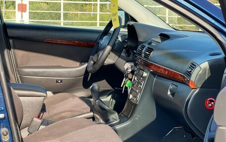 Toyota Avensis III рестайлинг, 2004 год, 585 000 рублей, 18 фотография