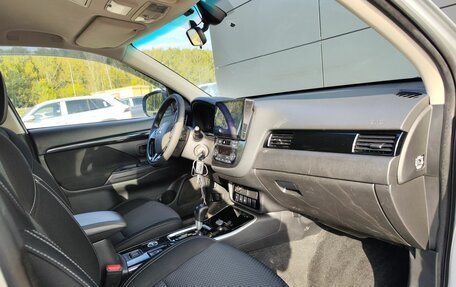 Mitsubishi Outlander III рестайлинг 3, 2019 год, 1 999 000 рублей, 13 фотография
