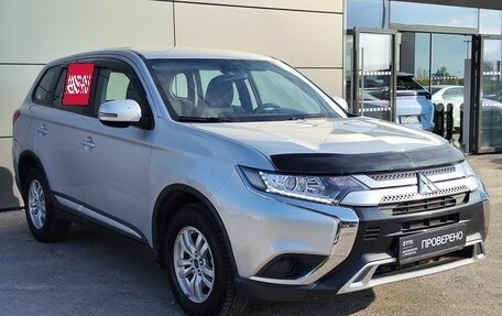 Mitsubishi Outlander III рестайлинг 3, 2019 год, 1 999 000 рублей, 3 фотография