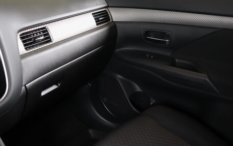Mitsubishi Outlander III рестайлинг 3, 2015 год, 1 979 000 рублей, 15 фотография