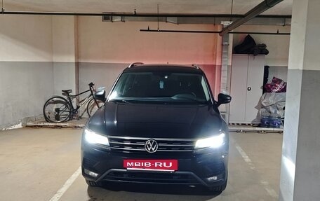 Volkswagen Tiguan II, 2018 год, 2 400 000 рублей, 3 фотография