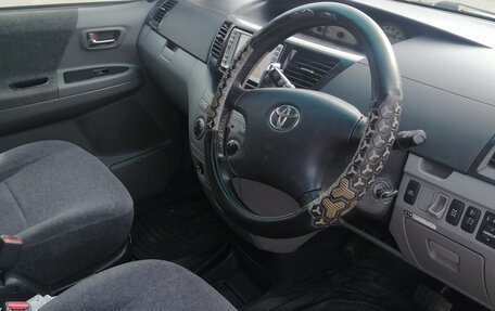 Toyota Voxy II, 2004 год, 1 100 000 рублей, 17 фотография