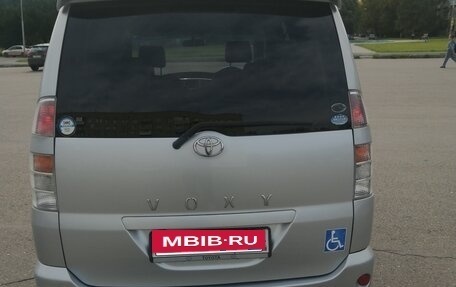 Toyota Voxy II, 2004 год, 1 100 000 рублей, 20 фотография