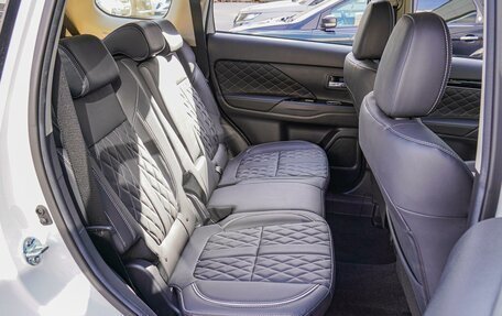 Mitsubishi Outlander III рестайлинг 3, 2022 год, 3 850 000 рублей, 7 фотография