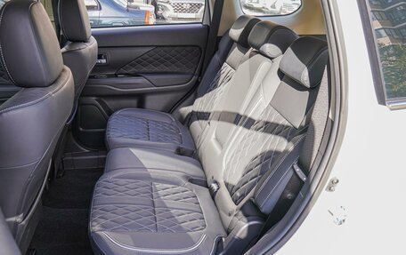 Mitsubishi Outlander III рестайлинг 3, 2022 год, 3 850 000 рублей, 10 фотография