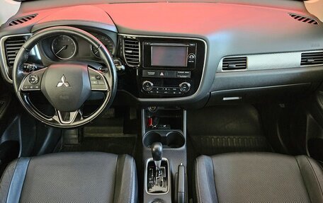 Mitsubishi Outlander III рестайлинг 3, 2015 год, 1 749 000 рублей, 9 фотография