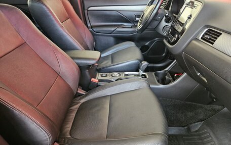 Mitsubishi Outlander III рестайлинг 3, 2015 год, 1 749 000 рублей, 12 фотография