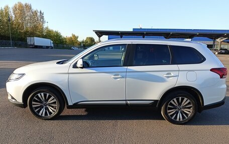 Mitsubishi Outlander III рестайлинг 3, 2018 год, 2 150 000 рублей, 7 фотография