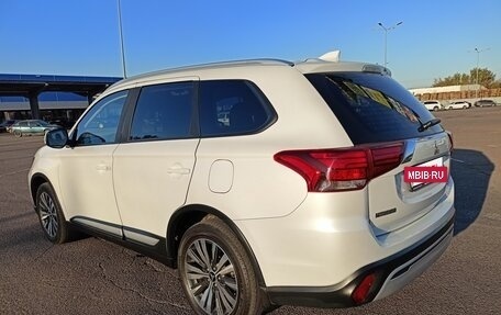 Mitsubishi Outlander III рестайлинг 3, 2018 год, 2 150 000 рублей, 8 фотография