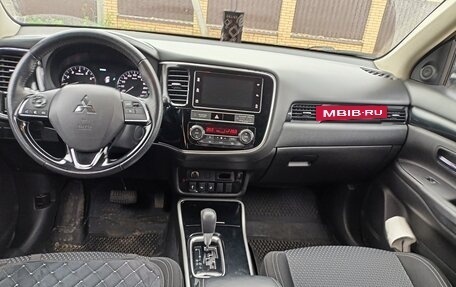 Mitsubishi Outlander III рестайлинг 3, 2018 год, 2 150 000 рублей, 10 фотография