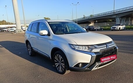Mitsubishi Outlander III рестайлинг 3, 2018 год, 2 150 000 рублей, 3 фотография