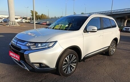 Mitsubishi Outlander III рестайлинг 3, 2018 год, 2 150 000 рублей, 6 фотография