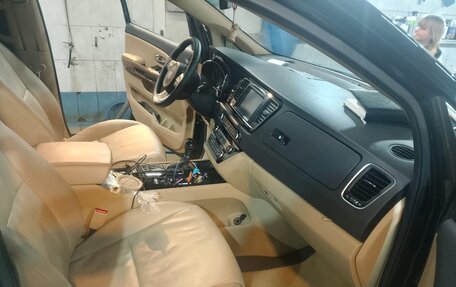 KIA Carnival III, 2016 год, 2 700 000 рублей, 2 фотография