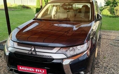Mitsubishi Outlander III рестайлинг 3, 2020 год, 2 800 000 рублей, 1 фотография