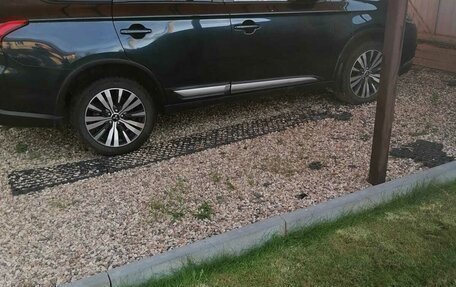 Mitsubishi Outlander III рестайлинг 3, 2020 год, 2 800 000 рублей, 2 фотография